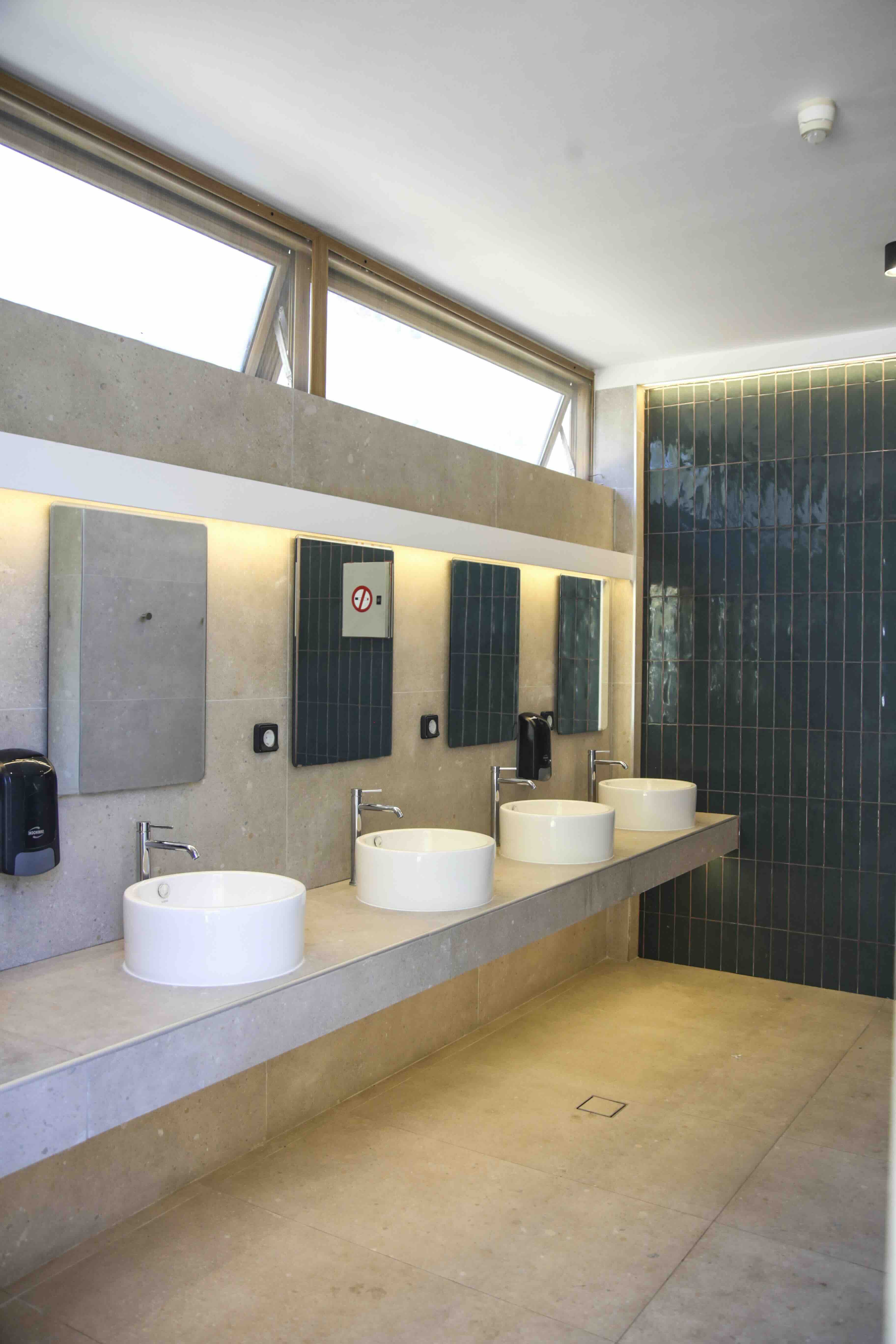 Modern shared bathrooms with hot water at Erodios Camping